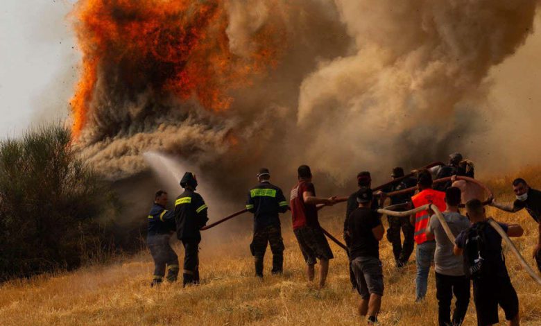 2GC5BGB Afidnes, Greek capital of Athens. 6th Aug, 2021. Firefighters and volunteers try to put out a fire in Afidnes, some 30 kilometers away from the Greek capital of Athens, on Aug. 6, 2021. Greek authorities said on Friday that three people have been arrested for suspected arson, as devastating wildfires continue to scorch thousands of hectares of forest land across the country.TO GO WITH &quot;Three arrested for suspected arson as wildfires rage in Greece&quot; Credit: Marios Lolos/Xinhua/Alamy Live News