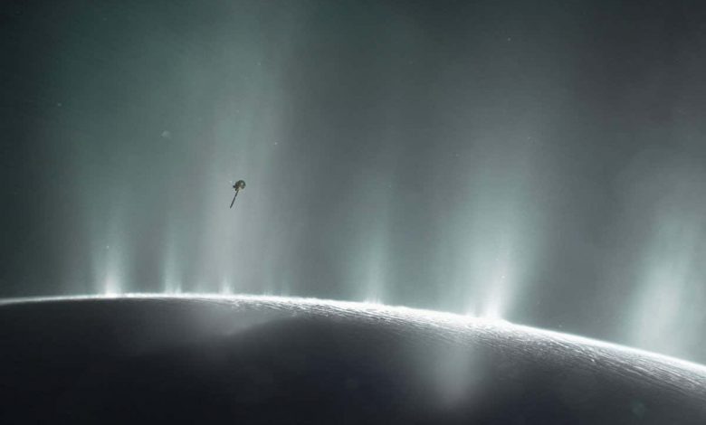 انسلادوس: فضاپیما می تواند نشانه هایی از حیات بیگانه را در ماه زحل پیدا کند
