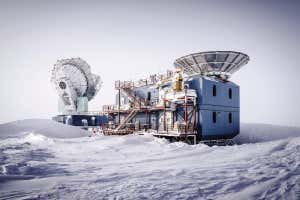 آزمایشگاه بخش تاریک با تلسکوپ قطب جنوب در سمت چپ و BICEP3 در سمت راست.  تلسکوپ قطب جنوب و آزمایشات BICEP (تصویربرداری قطبش فراکهکشانی پس زمینه) در ایالات متحده؟  ایستگاه Amundsen-Scott Southpole.