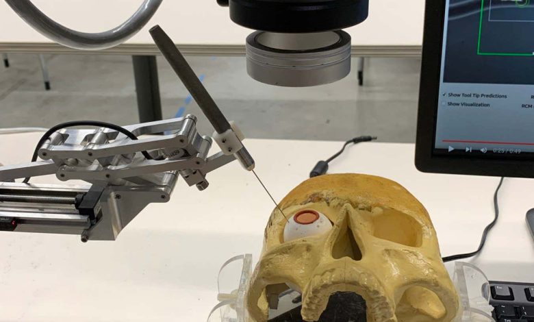 این ربات داروها را با دقت بیشتری نسبت به جراحان به پشت کره چشم تزریق می کند